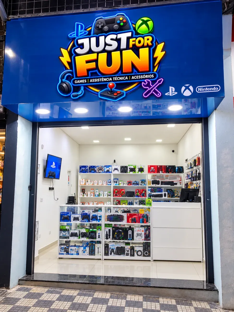 Fachada da loja Just For Fun na Av. Salgado Filho, 1413, Gopoúva, Guarulhos, com vitrine de controles e acessórios PlayStation, Xbox e Nintendo