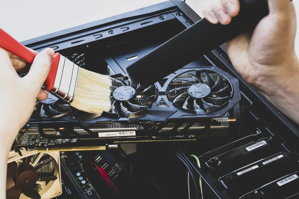 Técnico fazendo limpeza e manutenção de PC gamer